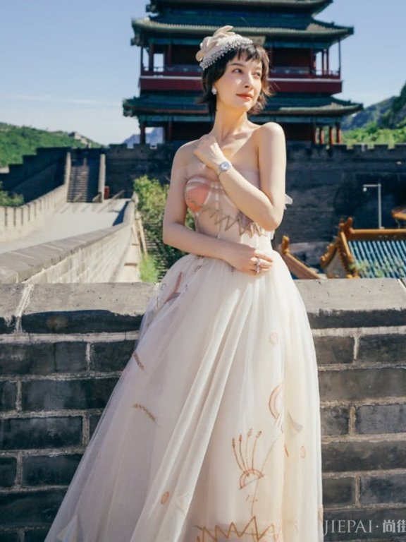 吴昕穿一块“桌布”就完成了蜕变，还穿出货真价实的“泥鳅腿”！