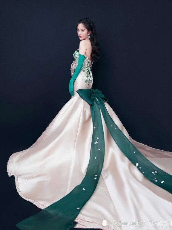 杨幂穿“礼仪小姐服”参加春晚录制，全靠颜值硬撑