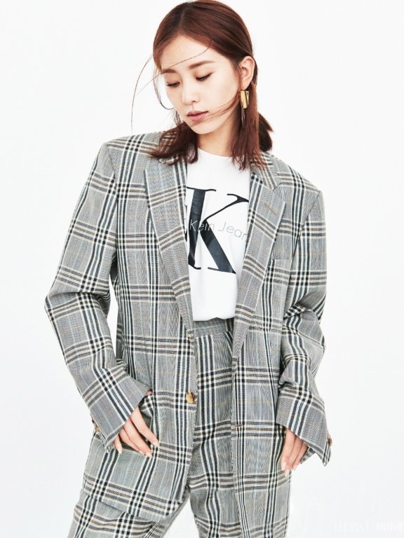 刘诗诗穿一身白色look套装美得认不出,少女感爆棚