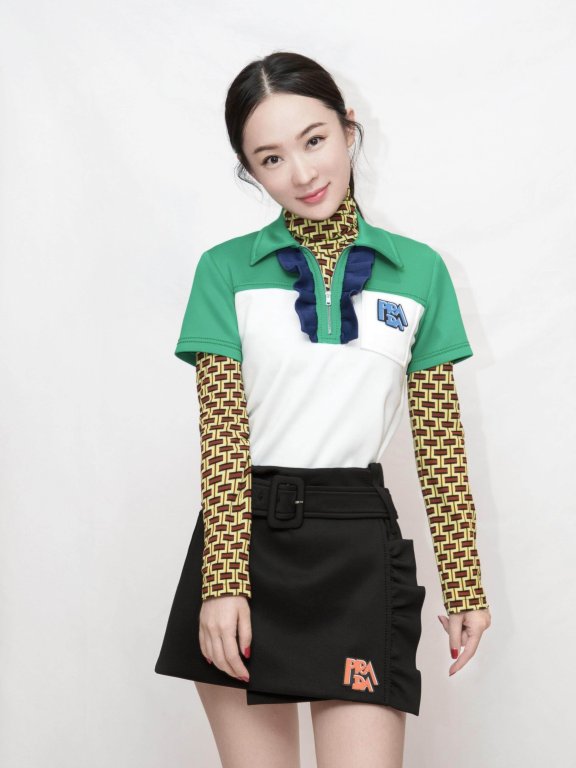 霍思燕Polo衫叠穿搭配短裙,38岁美回18岁