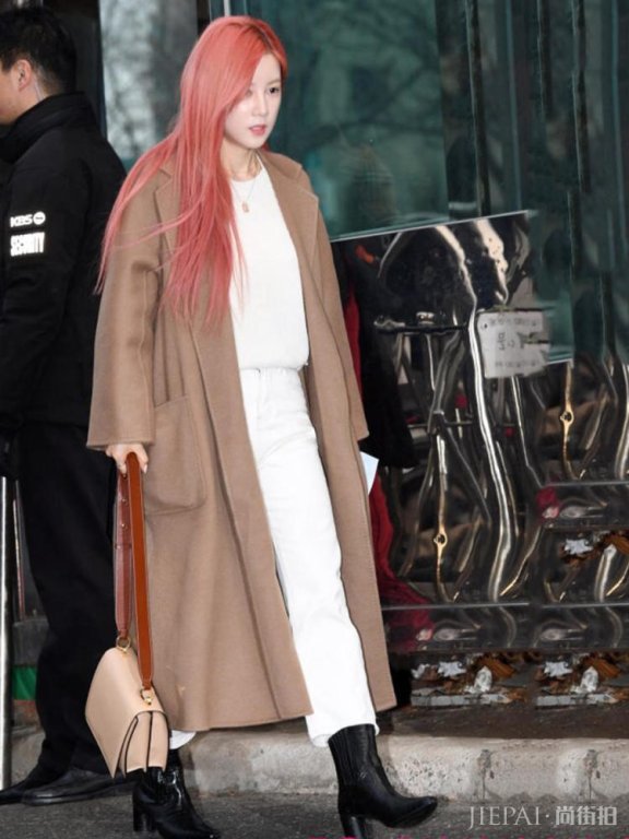 韩国女团Apink上班，五颜六色居然不丑