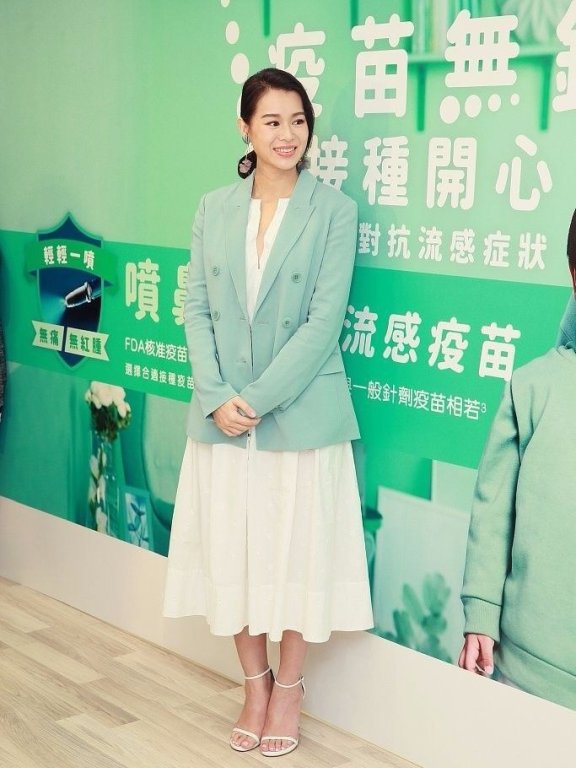 胡杏儿打扮清新，瘦到“整容式”的美！