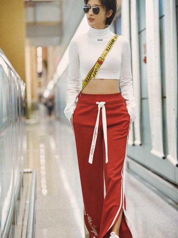 张俪纯色系的针织衫加上高领的设计是首选