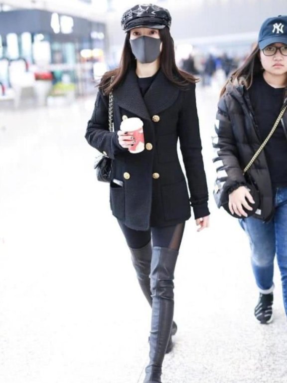 张韶涵酷帅潮装走机场,身上的“贴片”西装要火?