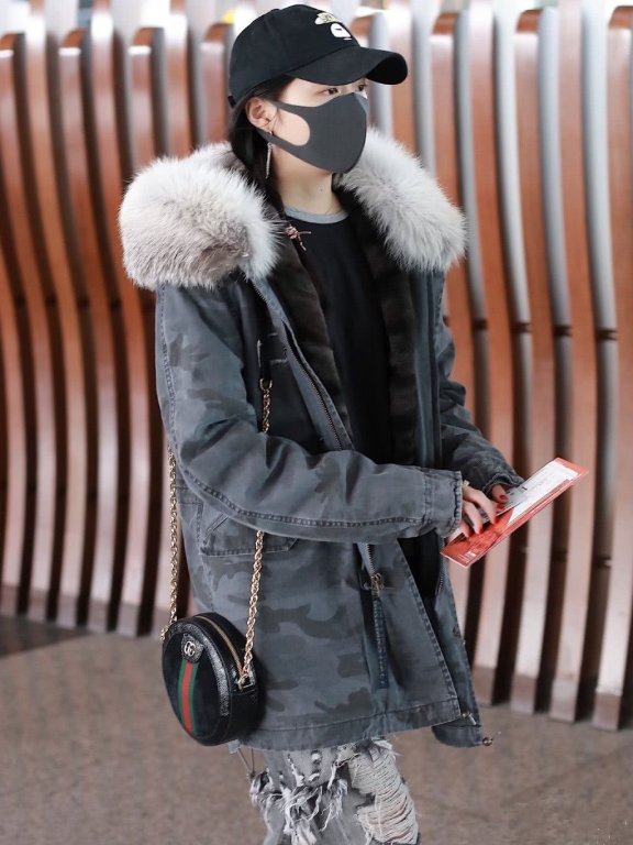 关晓彤穿灰色外套配破洞牛仔裤露脚踝现身北京机场