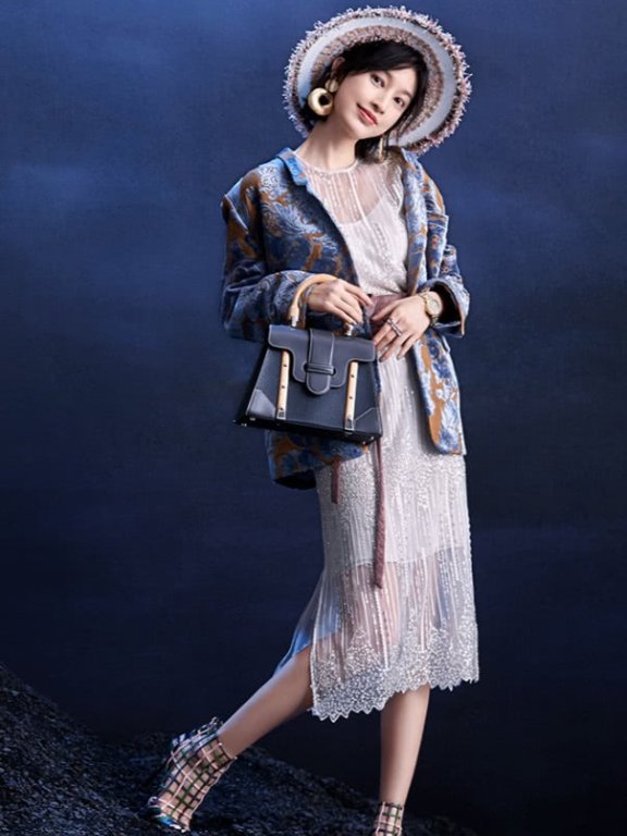 张俪的“扑克套装”最适合职场丽人！