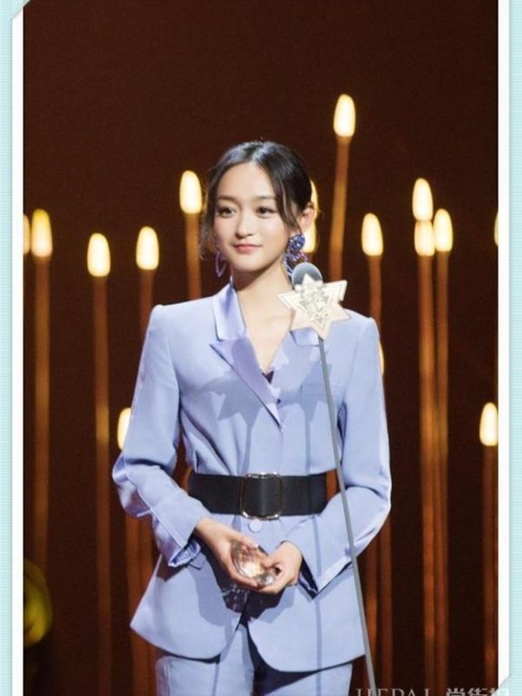 何泓姗抹胸连体裤再次帅翻!