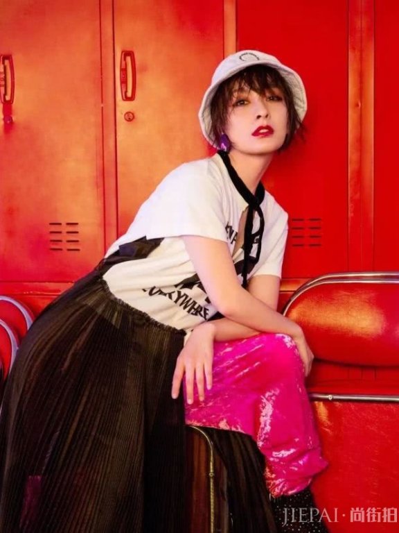 谢娜蕾丝蛋糕裙少女十足！“万年老二”吴昕开辟新路吊带外穿