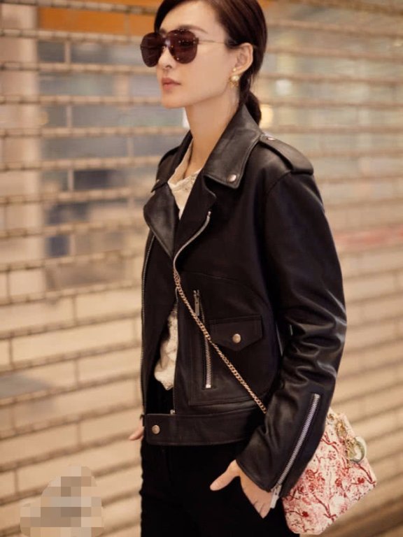 王丽坤皮衣搭配特别的“树根包”,时尚到飞起!