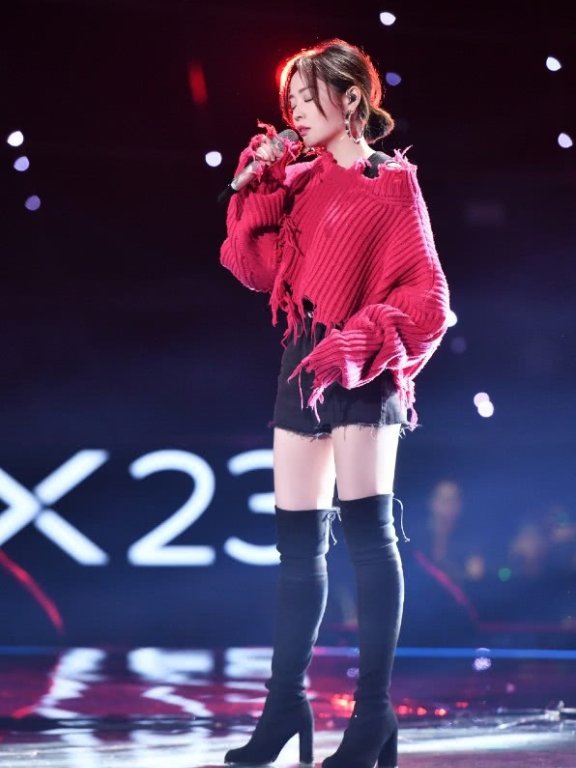 张靓颖把“金镯”戴脚上还一下戴4个,怎么戴进去的?