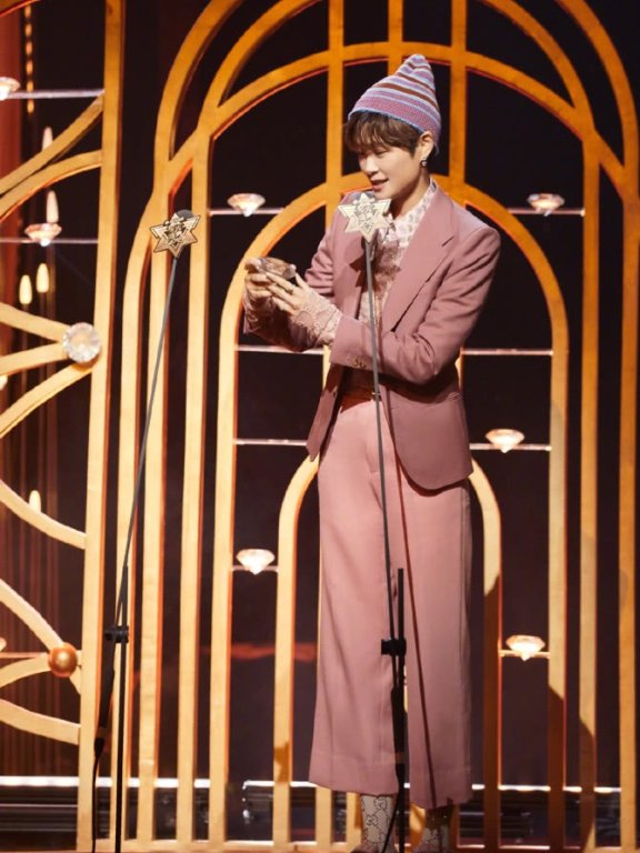 李宇春穿粉色褶皱上衣配半身裙浪漫复古，美得像一幅画