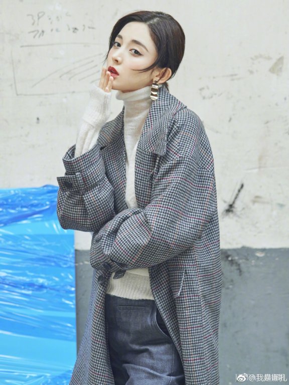 古力娜扎穿了件浅绿色连衣裙,轻松凹出了小蛮腰