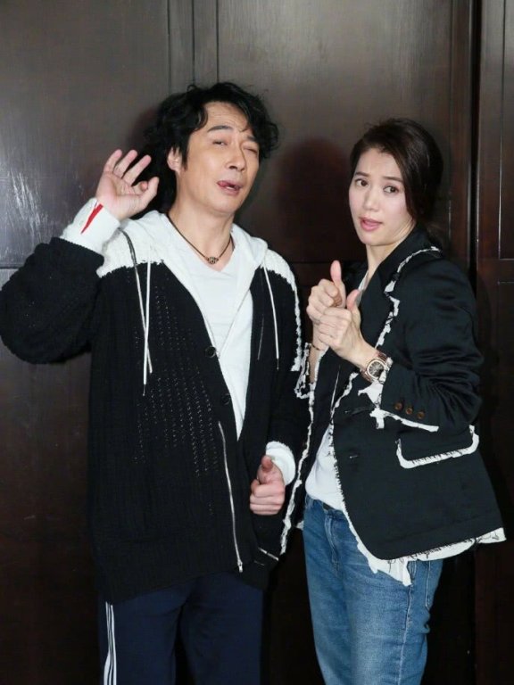 袁咏仪携手吴镇宇亮相,“镶边”西装搭配牛仔裤,年轻又显气质