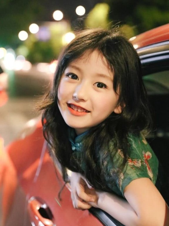 都说抖音洋娃娃是照网红界最美妈妈整的,看到她校花时照片真相了