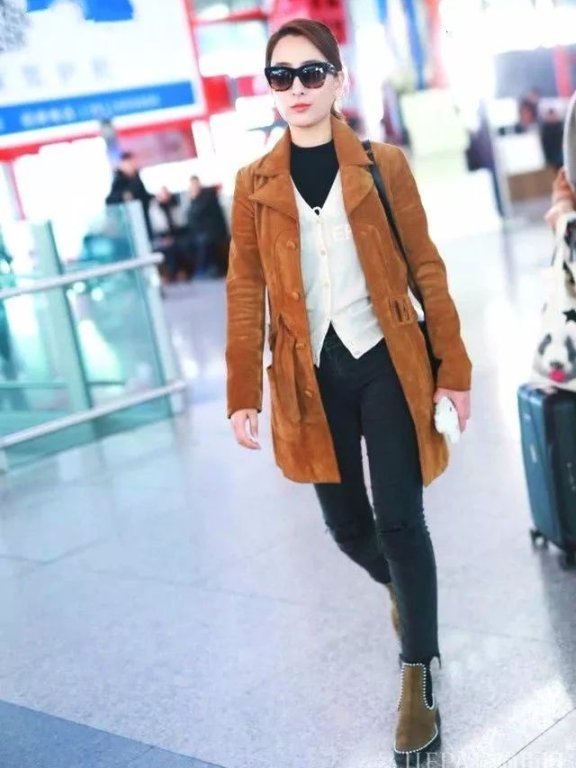 马苏高冷现身机场,妆容淡雅,气质高傲