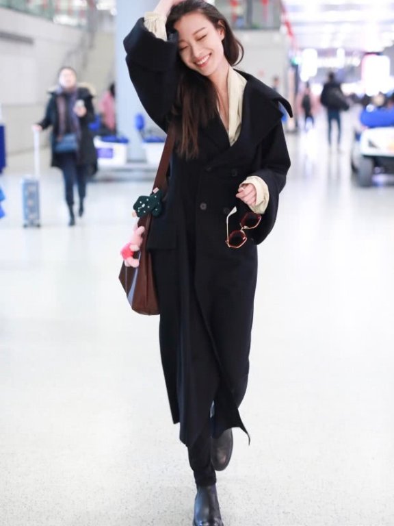 倪妮穿得松松垮垮,完全是靠颜值撑着!