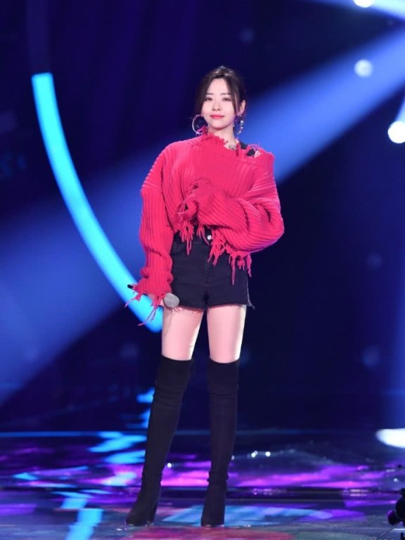 张靓颖穿开叉长裙，非常高贵典雅