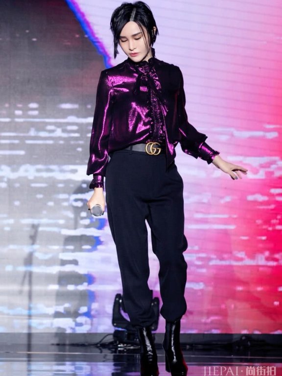 尚雯婕这裤子贼“怪”,像是把米线凉在腿上