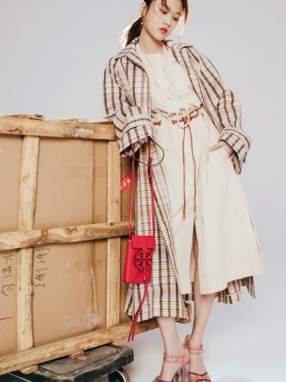 张慧雯的“塑胶鞋”才时髦，秀美脚就靠它！