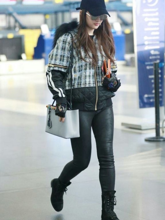 刘亦菲健美裤混搭短靴瘦了任性穿！