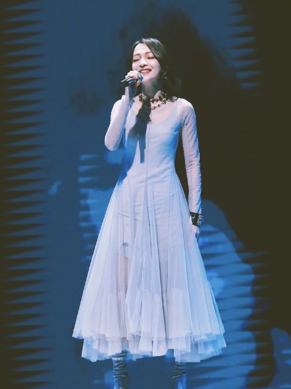 张韶涵的跨年演唱会造型美呆了,戴上帽子保暖又时髦!