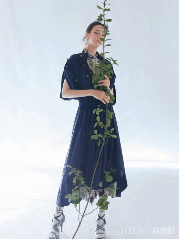 热巴穿“奶白袜”配高跟鞋超级勾魂