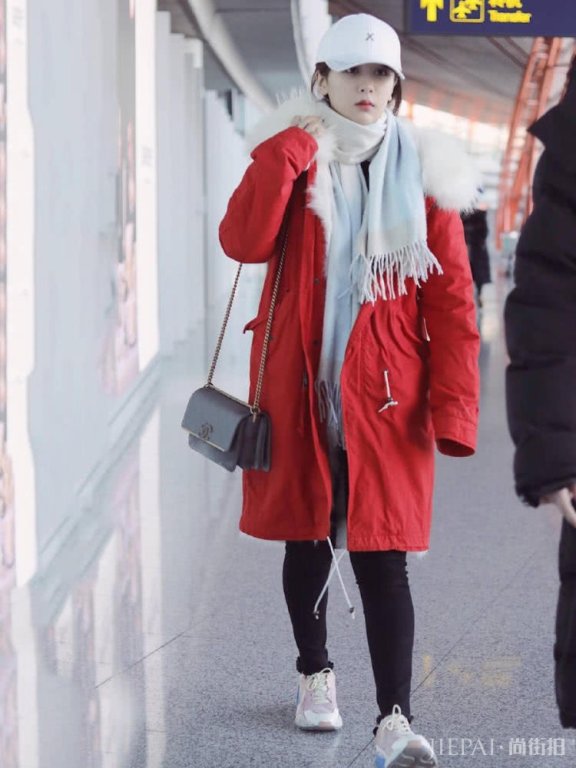 杨紫红棉袄搭小脚裤现身机场，喜庆洋气又显瘦！
