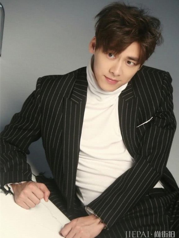 李易峰吴亦凡穿上高领毛衣,像漫画里走出的少年!