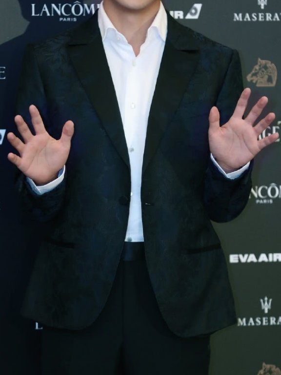 彭昱畅获“影帝”提名,一身西装亮相,向镜头招手超可爱