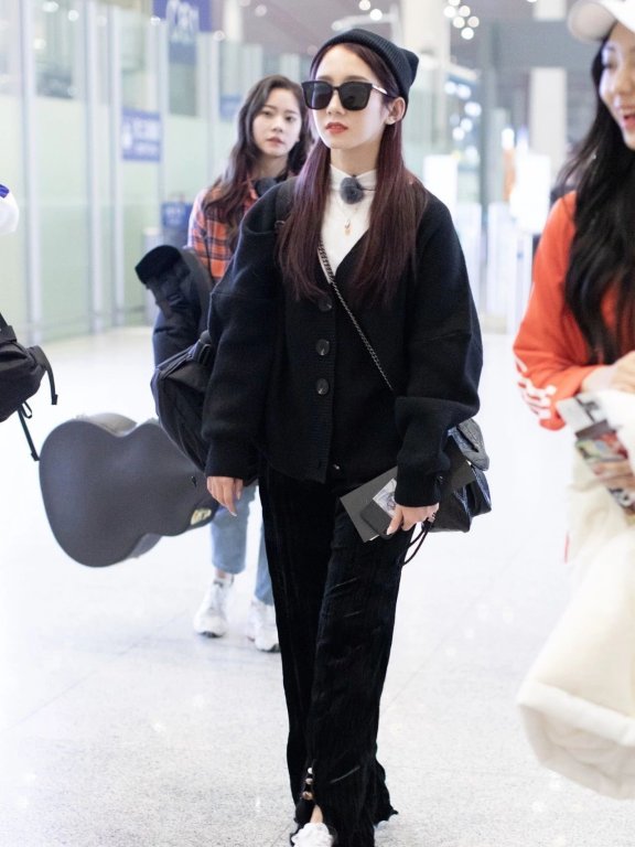 杨超越硬核女团蓬头垢面曝光真颜值