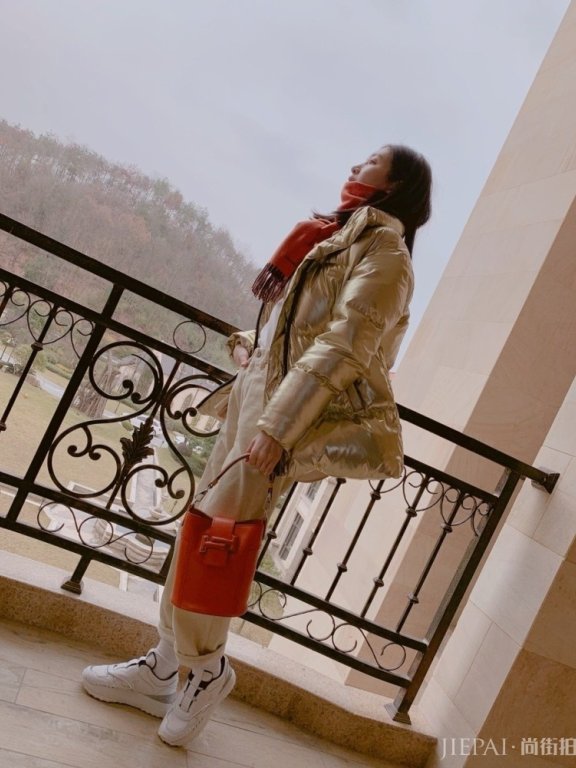 江疏影金色棉衣气场炸裂!