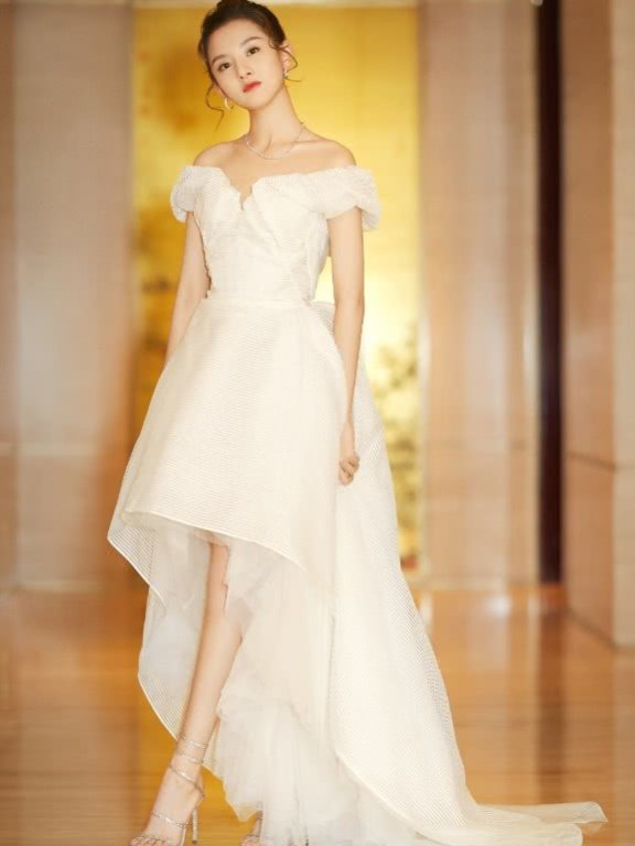 宋祖儿穿V领上演“锁骨杀”,小哪吒终于长大了!