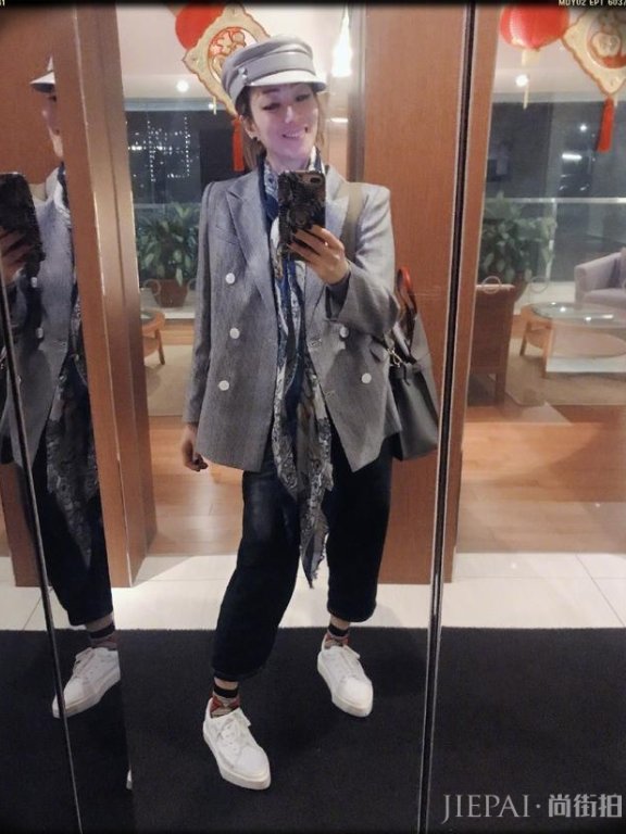 郑秀文同框周慧敏,才发现女人的美真心与年龄无关!