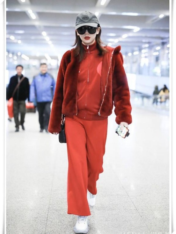 戚薇皮草配运动服混搭时尚穿出女王范