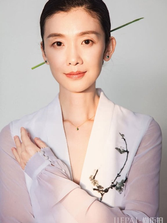 “十八岁的天空”倪景阳,如今容貌未变美出天际!