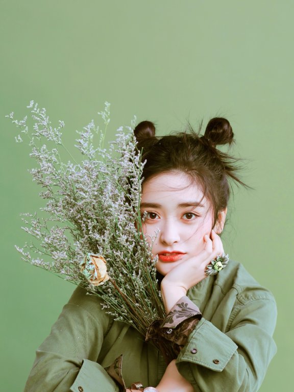 沈月扎哪吒丸子头发型,精灵可爱又时尚