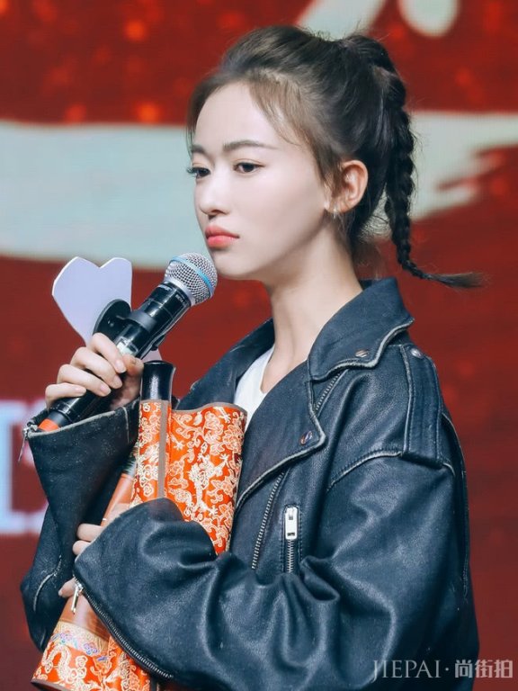 吴谨言扎起“小揪揪”发型瞬间减龄10岁,真会打扮自己!