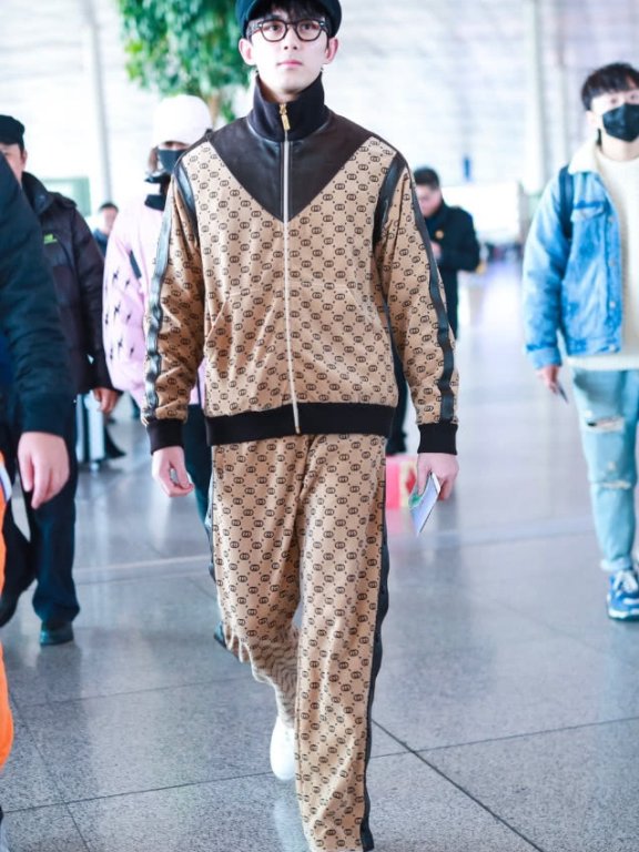 吴磊穿睡衣走机场,还放222只“蚂蚁”在身上搞怪!