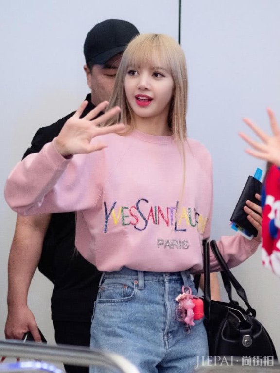 韩国女团blackpink私服，简约的搭配却少女感满满