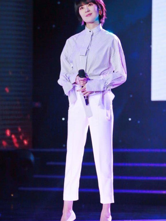 郁可唯穿“破烂装”,却意外性感!