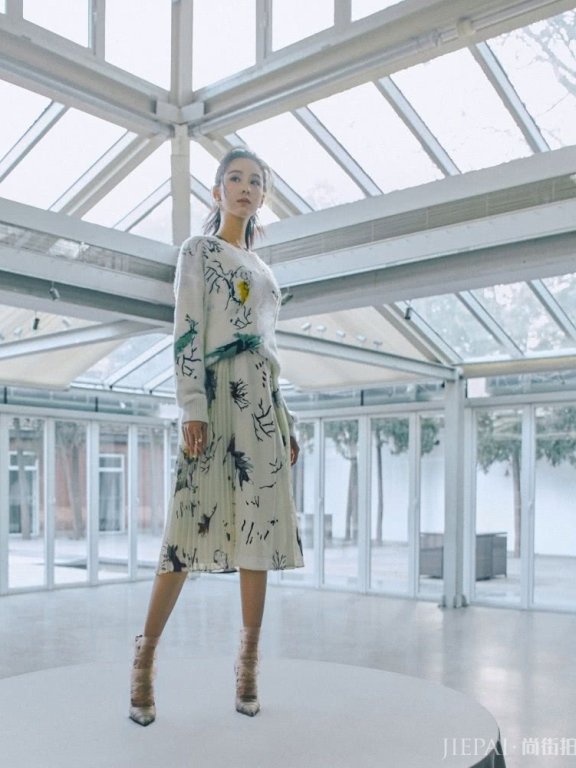 陈都灵踩8490高跟鞋站在桌子上,相当霸气