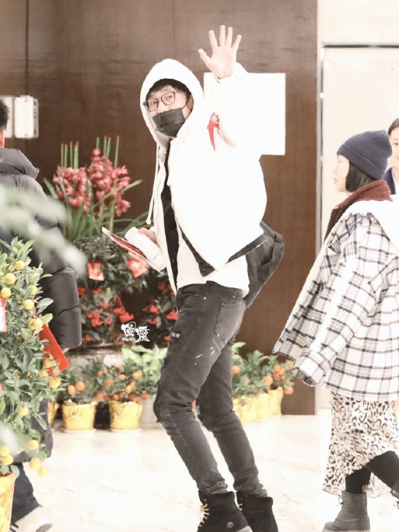 软乎乎的白宇现身机场 大长腿超吸睛！