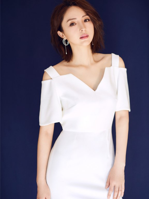 董璇俏皮卷毛配白裙,37岁照样也有少女感