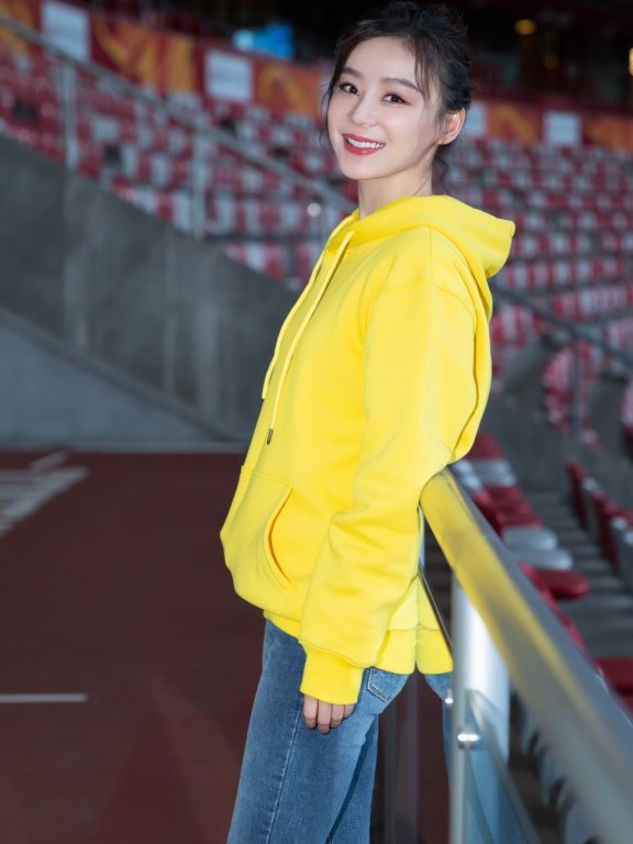 袁姗姗毛呢大衣搭配小脚裤,32岁嫩回18岁少女!
