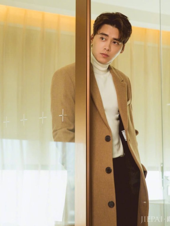 李易峰一件风衣穿出一米九身高，看到内搭，我心动了