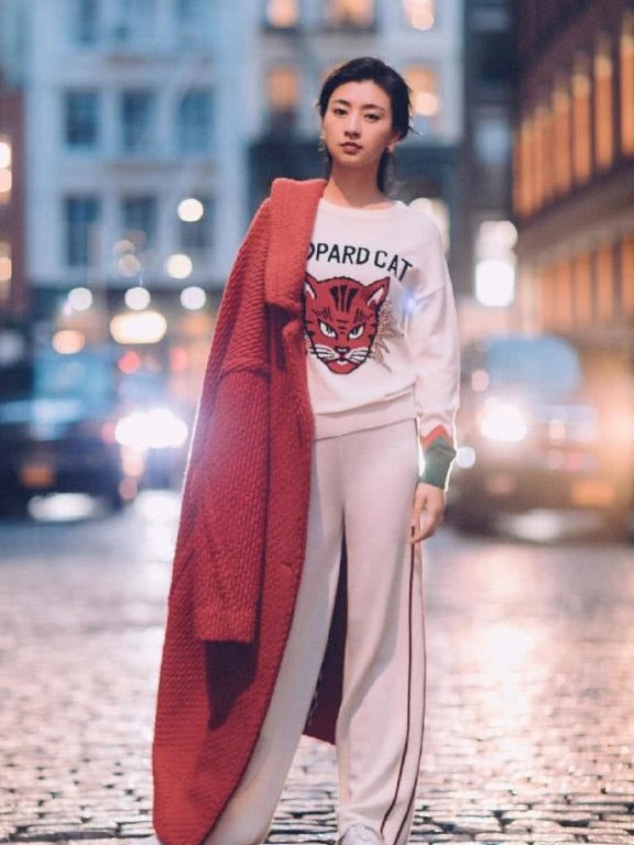 斓曦穿白色拖尾裙优雅迷人,微胖也美成焦点