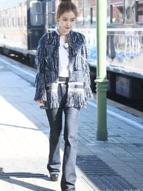 杨颖一双“潜艇鞋”穿出1米8的既视感，越发会穿了！