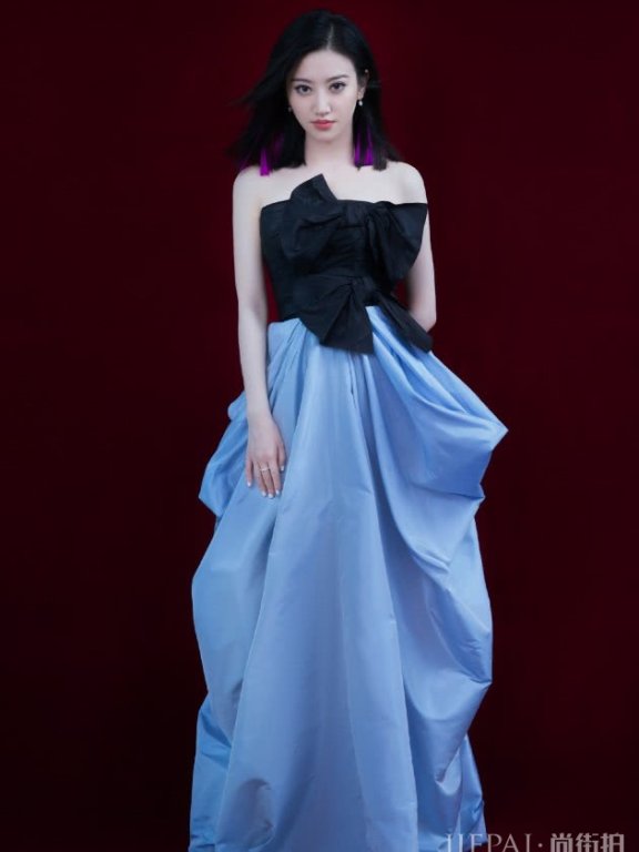 景甜这条礼服简直是“女侠”必备款,优雅又帅气!