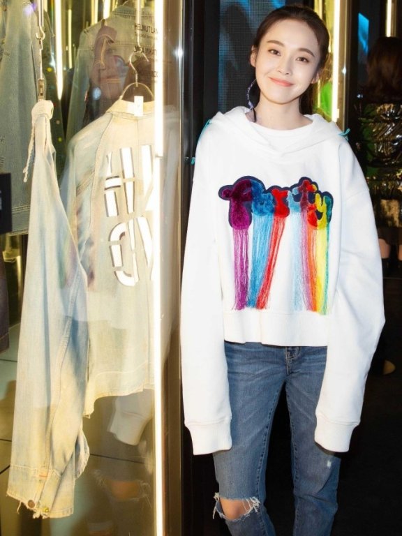 张佳宁少女感就飙升,短裙+运动鞋