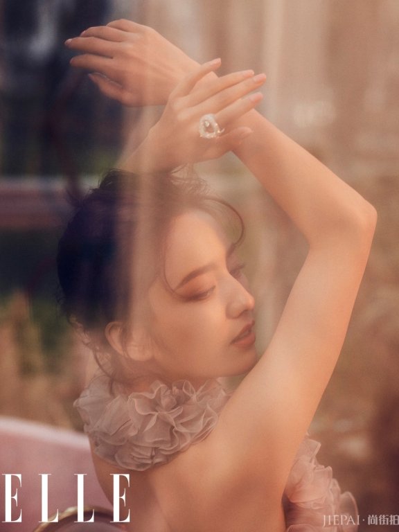 佟丽娅《ELLE》杂志2月风格大片曝光 优雅蒙胧美丽新生